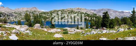 Fotografia panoramica del lago Tommy lungo l'Highline Trail; Wind River Range, Bridger National Forest, Pinedale, Wyoming in una splendida giornata estiva. Foto Stock