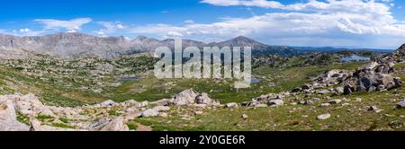 Fotografia panoramica del bacino Bald Mountain lungo l'Highline Trail; Wind River Range, Bridger National Forest, Pinedale, Wyoming su una bellissima Foto Stock