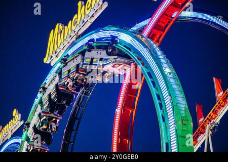 Vienna, Austria - 5 agosto 2024: Montagne russe nello storico parco divertimenti Prater di Vienna Foto Stock