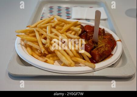 Currywurst mit Pommes Typisches deutsches Fast Food , Deutschland, 02.09.2024, Nahaufnahme eines tellers mit Currywurst und Pommes Frites, serviert auf einem Tablett in einem Imbiss oder Schnellrestaurant. DAS Bild zeigt eine klassische deutsche Fast-Food-Mahlzeit. *** Currywurst con patatine fritte tipico fast food tedesco , Germania, 02 09 2024, primo piano di un piatto con currywurst e patatine fritte, servito su un vassoio in uno snack bar o in un fast food ristorante l'immagine mostra un classico pasto fast food tedesco Foto Stock