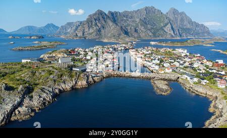 Ripresa aerea di Henningsvaer, Lofoten in Norvegia Foto Stock