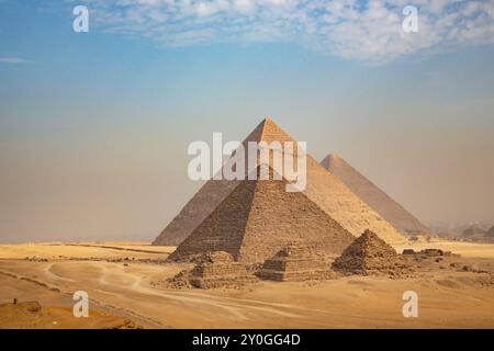 Egitto. Il Cairo - Giza. Vista generale delle piramidi dall'altopiano di Giza (tre piramidi conosciute come piramidi delle regine sul lato anteriore Foto Stock