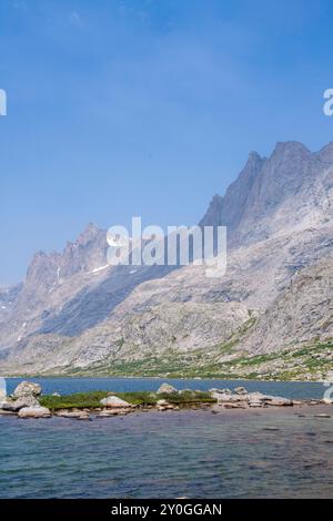 Fotografia del bacino di Titcomb; Wind River Range, Bridger National Forest, Pinedale, Wyoming in una splendida giornata estiva. Foto Stock