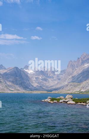 Fotografia del bacino di Titcomb; Wind River Range, Bridger National Forest, Pinedale, Wyoming in una splendida giornata estiva. Foto Stock