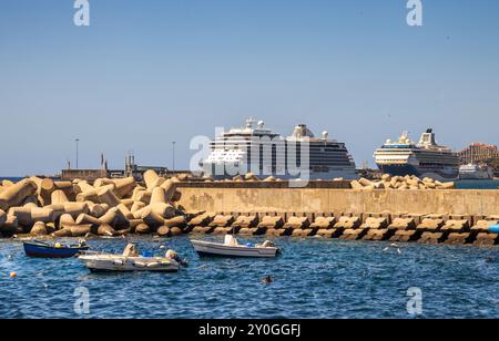 Funchal Madeira Island giu' vicino al porto e alla banchina del porto di Funchal grandi massi di cemento e blocchi che proteggono le alte maree dall'ingresso Foto Stock