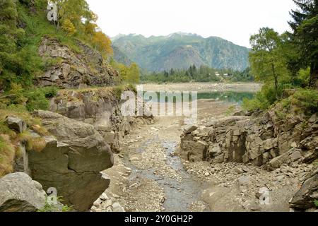 Lago di Antrona svuotato, tratto dalla cascata Verbano-Cusio-Ossola, Italia, Piemonte Foto Stock