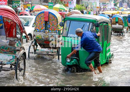 Dacca, Bangladesh. 2 settembre 2024. I pendolari attraversano una strada allagata dopo forti piogge. (Credit Image: © Suvra Kanti Das/ZUMA Press Wire) SOLO PER USO EDITORIALE! Non per USO commerciale! Foto Stock