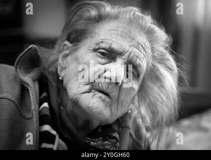 Ritratto in bianco e nero di una donna molto vecchia stanca in depressione. Vecchia donna. Foto Stock
