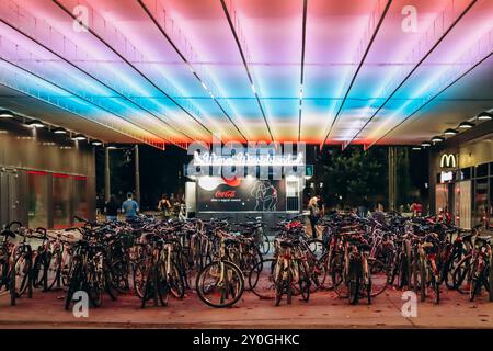 Vienna, Austria - 5 agosto 2024: Parcheggio biciclette vicino al Prater Park di Vienna Foto Stock