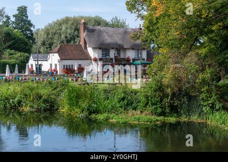 The Fish Inn, un attraente pub sul fiume a Ringwood, Hampshire, Inghilterra, Regno Unito, accanto al fiume Avon Foto Stock