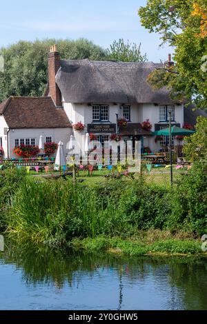 The Fish Inn, un attraente pub sul fiume a Ringwood, Hampshire, Inghilterra, Regno Unito, accanto al fiume Avon Foto Stock
