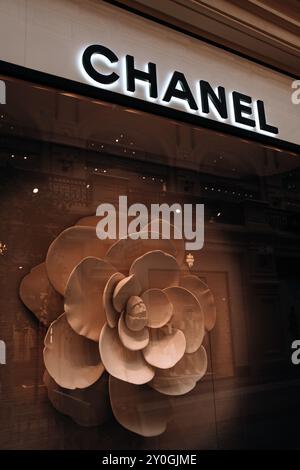 Famoso logo Chanel nero dorato francese e ingresso, logotipo boutique di lusso. Chanel è una casa di moda di alta moda Foto Stock