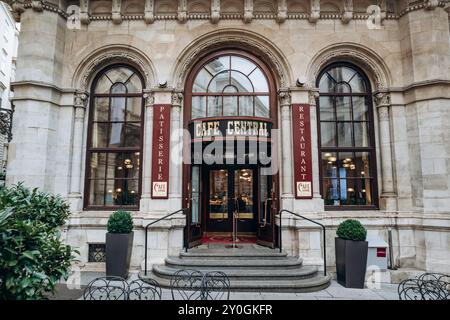 Vienna, Austria - 6 agosto 2024: La facciata del famoso Café Central di Vienna Foto Stock