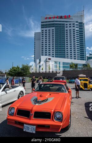 La Pontiac Trans Am di seconda generazione, prodotta dal 1970 al 1981, è rinomata per il suo stile aggressivo, i motori potenti e la popolarità duratura Foto Stock