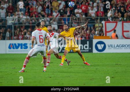 Mantova, Italia. 1 settembre 2024. Dylan Bronn della US Salernitana 1919 contrasta con Leonardo Mancuso della Mantova 1911 durante la partita di campionato italiano di calcio di serie B tra il Mantova calcio 1911 e la US Salernitana 1919 allo stadio Danilo Martelli il 1 settembre 2024 a Mantova, Italia. Crediti: Roberto Tommasini/Alamy Live News Foto Stock