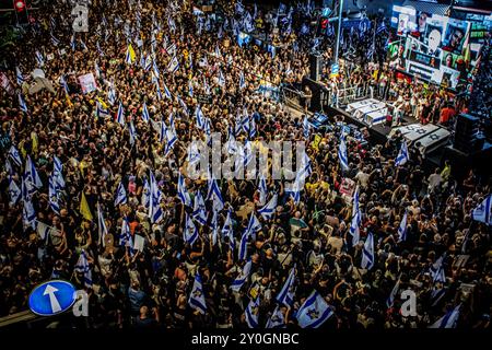 Tel Aviv, Israele. 1 settembre 2024. Durante la dimostrazione, i manifestanti generano bandiere d'onda. Gli organizzatori sostengono che oltre 700.000 israeliani sono saliti nelle strade delle città di tutto il paese domenica sera un giorno dopo che i corpi di Carmel Gat, Eden Yerushalmi, Hersh Goldberg-Polin, Alexander Lobanov, Almog Sarusi e il Maestro Ori Danino, sono stati salvati da Gaza. I manifestanti chiesero che il primo ministro Benjamin Netanyahu raggiungesse un accordo di cessate il fuoco con Hamas per riportare a casa i prigionieri rimasti. (Foto di Eyal Warshavsky/SOPA Images/Sipa USA) credito: SIPA USA/Alamy Live News Foto Stock