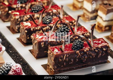 Vienna, Austria - 6 agosto 2024: Primo piano di dessert presso il famoso Café Central di Vienna Foto Stock