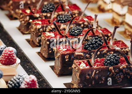 Vienna, Austria - 6 agosto 2024: Primo piano di dessert presso il famoso Café Central di Vienna Foto Stock