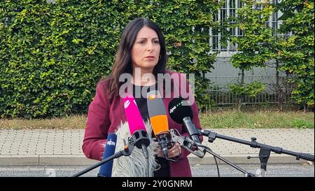 Wolfsburg, Germania. 2 settembre 2024. Daniela Cavallo, Presidente del Consiglio aziendale generale e di gruppo di Volkswagen AG, interviene nel corso di una dichiarazione stampa. La situazione della Volkswagen, la più grande casa automobilistica d'Europa, sta venendo a galla. Come parte del suo programma di riduzione dei costi, il marchio principale VW non esclude più la chiusura di impianti e i licenziamenti obbligatori, come ha annunciato l'azienda dopo una riunione di gestione. Credito: Fernando Martinez/dpa/Alamy Live News Foto Stock