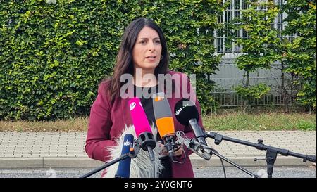 Wolfsburg, Germania. 2 settembre 2024. Daniela Cavallo, Presidente del Consiglio aziendale generale e di gruppo di Volkswagen AG, interviene nel corso di una dichiarazione stampa. La situazione della Volkswagen, la più grande casa automobilistica d'Europa, sta venendo a galla. Come parte del suo programma di riduzione dei costi, il marchio principale VW non esclude più la chiusura di impianti e i licenziamenti obbligatori, come ha annunciato l'azienda dopo una riunione di gestione. Credito: Fernando Martinez/dpa/Alamy Live News Foto Stock