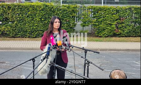 Wolfsburg, Germania. 2 settembre 2024. Daniela Cavallo, Presidente del Consiglio aziendale generale e di gruppo di Volkswagen AG, reagisce durante una dichiarazione stampa. La situazione della Volkswagen, la più grande casa automobilistica d'Europa, sta venendo a galla. Come parte del suo programma di riduzione dei costi, il marchio principale VW non esclude più la chiusura di impianti e i licenziamenti obbligatori, come ha annunciato l'azienda dopo una riunione di gestione. Credito: Fernando Martinez/dpa/Alamy Live News Foto Stock