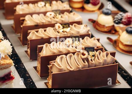 Vienna, Austria - 6 agosto 2024: Primo piano di dessert presso il famoso Café Central di Vienna Foto Stock