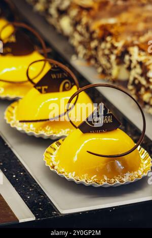 Vienna, Austria - 6 agosto 2024: Primo piano di dessert presso il famoso Café Central di Vienna Foto Stock