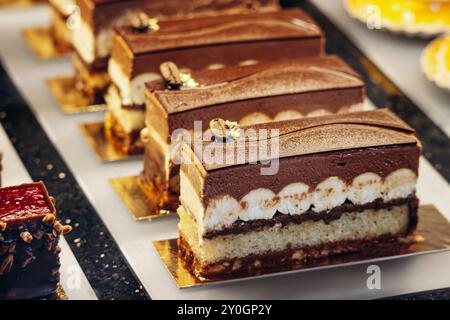 Vienna, Austria - 6 agosto 2024: Primo piano di dessert presso il famoso Café Central di Vienna Foto Stock