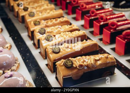 Vienna, Austria - 6 agosto 2024: Primo piano di dessert presso il famoso Café Central di Vienna Foto Stock