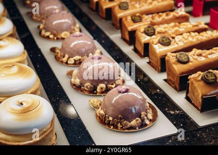 Vienna, Austria - 6 agosto 2024: Primo piano di dessert presso il famoso Café Central di Vienna Foto Stock