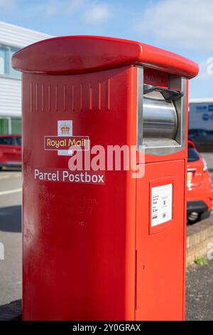 Prima vista laterale di una cassetta postale esterna Royal Mail UK per pacchi e posta affrancata. Foto Stock
