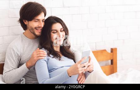 Mi aspettavo che la coppia si posasse per un selfie, coccolandosi a letto a casa Foto Stock