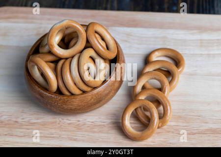 bagel di prodotti a base di farina solida, bagel secchi di piccole dimensioni, dessert fresco e non dolce per il tè Foto Stock