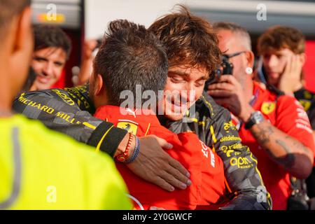 Monza, Italia. 1 settembre 2024. Charles Leclerc celebra la vittoria durante la gara del Gran Premio d'Italia 2024 di Formula 1 Pirelli il 1° settembre 2024, Monza, Italia. Crediti: Luca Rossini/e-Mage/Alamy Live News Foto Stock