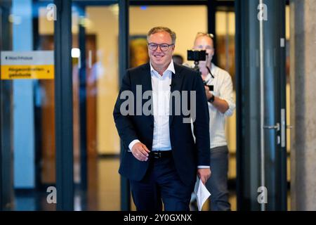 CDU Thüringen SITZUNG LANDESVORSTAND 02/09/2024 - Erfurt: Der Landesvorsitzende der CDU Thüringen, Mario Voigt, auf dem Weg zur Sitzung. Sitzung des Landesvorstands der CDU Thüringen im Thüringer Landtag AM 2. Settembre 2024. /                    *** CDU TURINGIA RIUNIONE DEL CONSIGLIO DI STATO 02 09 2024 Erfurt il presidente di stato della CDU Turingia, Mario Voigt, in viaggio per la riunione del Consiglio di Stato della CDU Turingia nel parlamento di stato della Turingia il 2 settembre 2024 Foto Stock