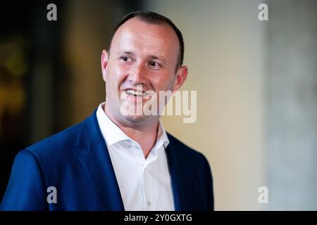 CDU Thüringen SITZUNG LANDESVORSTAND 02/09/2024 - Erfurt: Christian Herrgott CDU auf dem Weg zur Sitzung. Sitzung des Landesvorstands der CDU Thüringen im Thüringer Landtag AM 2. Settembre 2024. /                    *** RIUNIONE CDU TURINGIA CONSIGLIO DI STATO 02 09 2024 Erfurt Christian Herrgott CDU sulla strada per la riunione del Consiglio di Stato della CDU Turingia presso il Parlamento di Stato della Turingia il 2 settembre 2024 Foto Stock