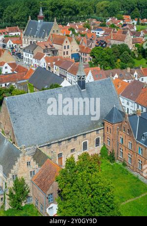 Vista aerea della città di Damme e dell'ospedale San Giovanni / Sint-Janshospitaal dalla torre della chiesa di nostra Signora dell'assunzione, Fiandre occidentali, Belgio Foto Stock