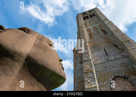 Scultura Blik Van Licht e chiesa di nostra Signora dell'assunzione / Onze lieve Vrouw-Hemelvaartkerk nella città di Damme, Fiandre occidentali, Belgio Foto Stock