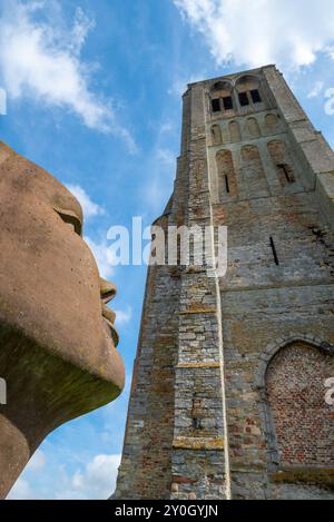 Scultura Blik Van Licht e chiesa di nostra Signora dell'assunzione / Onze lieve Vrouw-Hemelvaartkerk nella città di Damme, Fiandre occidentali, Belgio Foto Stock