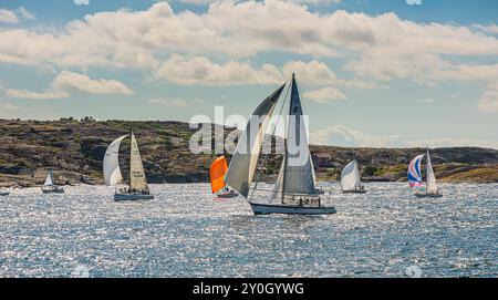 TJ?rn, Svezia - 17 agosto 2013: Il TJ?rn Runt è una competizione annuale di vela a lunga distanza che si svolge intorno all'isola di Tj?rn. Vista da R?nn? Foto Stock