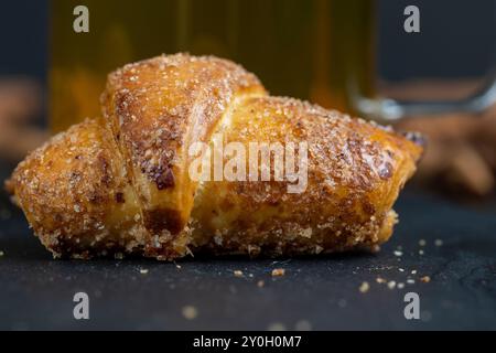 Bagel di pasta di formaggio casolare farcita con formaggio casolare e uvetta, deliziosi dolci fatti in casa utilizzando prodotti lattiero-caseari Foto Stock