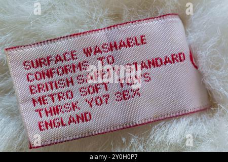 La superficie lavabile è conforme all'etichetta British Safety Standard sul morbido peluche dell'orsacchiotto Metro Soft Toys Foto Stock