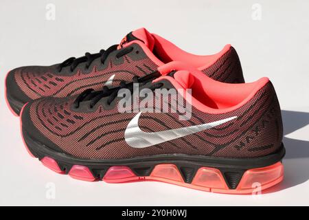 Scarpe sportive Nike Air Max Tailwind 6 da uomo dal design multicolore isolate sul bianco Foto Stock