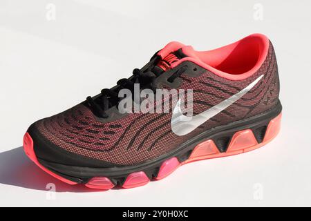 Scarpa sportiva da uomo Nike Air Max Tailwind 6 single trainer dal design multicolore isolata sul bianco Foto Stock