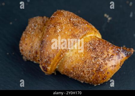 Bagel di pasta di formaggio casolare farcita con formaggio casolare e uvetta, deliziosi dolci fatti in casa utilizzando prodotti lattiero-caseari Foto Stock