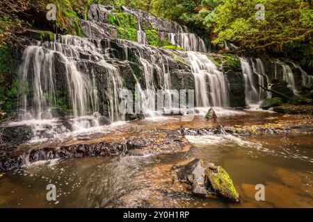 Purakaunui Falls, una grande attrazione turistica nella zona di Catlins di Otago, Nuova Zelanda. Foto Stock