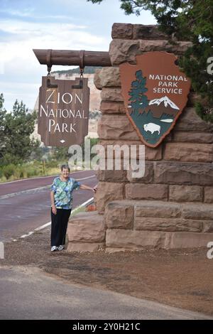 Springdale, Utah. STATI UNITI 8/13/2024. Il Virgin River del Parco Nazionale di Zion ha intagliato la maestosità lungo 15 km, il Canyon di Zion, con scogliere di colore rossastro e marrone. Abbondanza Foto Stock