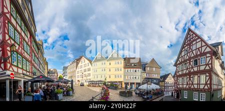 Wetzlar: Square Kornmarkt, House Haus zum Römischen Kaiser, ristorante all'aperto a Lahntal, Assia, Assia, Germania Foto Stock