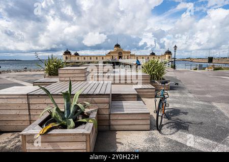 Varberg, Svezia - 04 luglio 2022: Panchine in legno di Varbergs Kallbadhus. Foto Stock