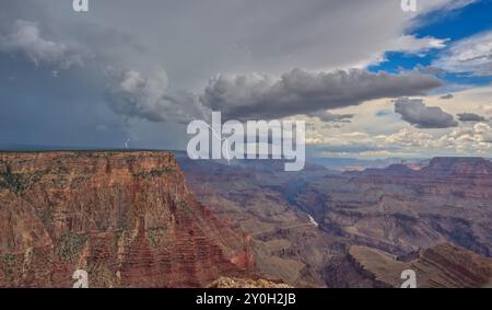 Multiple lightning strikes viewed from Navajo Point at Grand Canyon Arizona. There is some lens diffraction due to the high F-stop needed to keep the Foto Stock